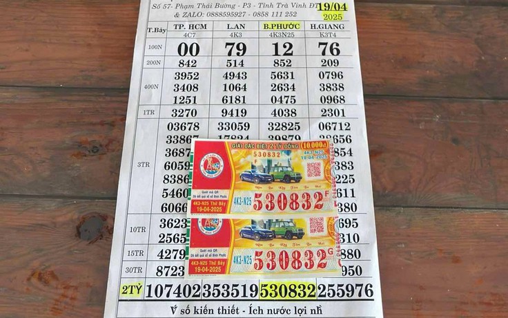 Người đàn ông trúng 2 tờ vé số độc đắc mang bao lớn đi nhận tiền mặt