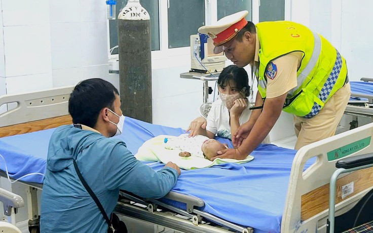 Công an hỗ trợ đưa bé 4 tháng tuổi bị nguy kịch đến bệnh viện cấp cứu