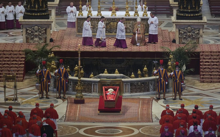 Linh cữu Giáo hoàng Francis được đưa đến Vương cung thánh đường Thánh Peter
