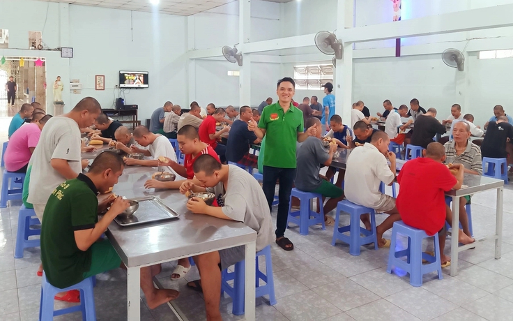 Chàng trai chuyên nấu ăn tặng bệnh nhân