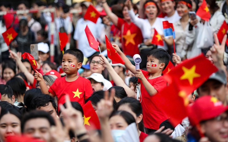 TP.HCM: Hàng ngàn người đang đổ về đường Lê Duẩn xem sơ duyệt diễu binh, diễu hành