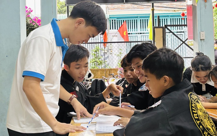 Có một người thầy kiên trì thắp sáng ước mơ cho những đứa trẻ nghèo