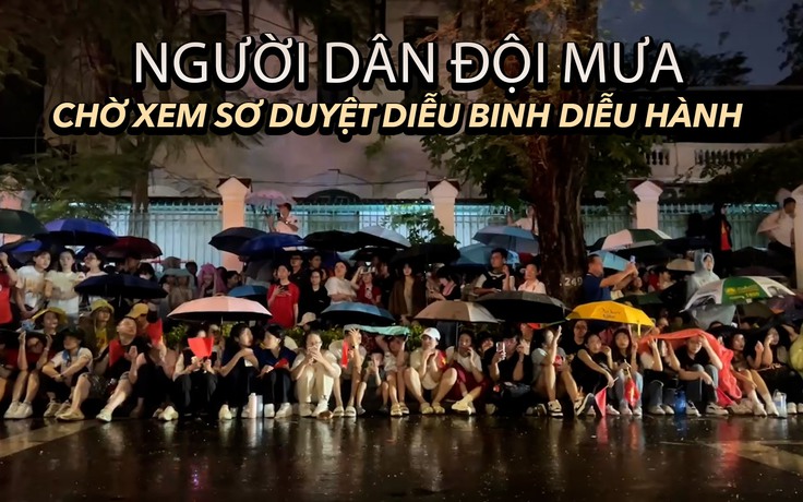 Người dân đội mưa chờ xem sơ duyệt diễu binh diễu hành