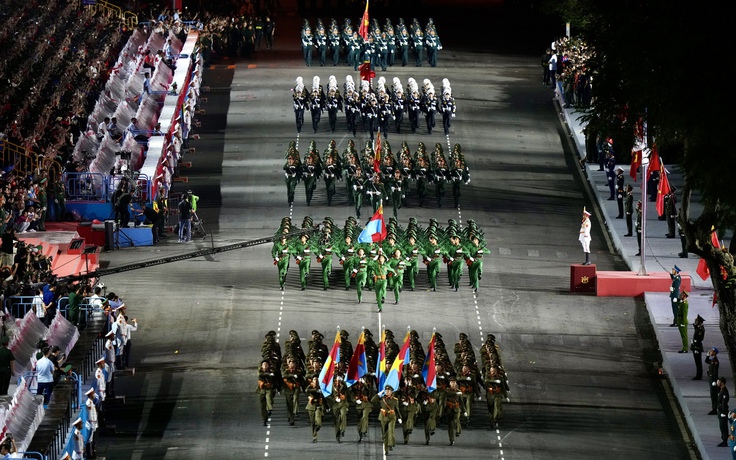 Hình ảnh diễu binh 30.4 đặc biệt trên đường Lê Duẩn chụp từ Dinh Độc Lập