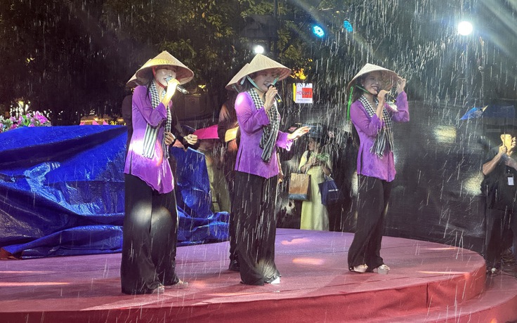 Khán giả và nghệ sĩ 'đội mưa', đắm chìm trong chương trình nghệ thuật