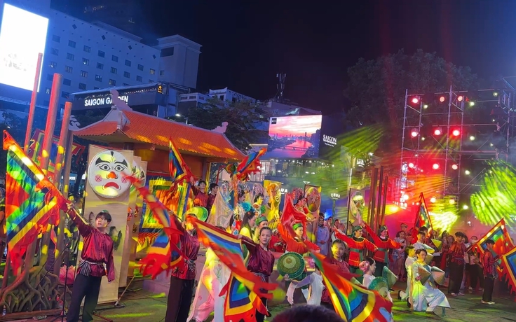 'Sắc màu thành phố Bác' đặc sắc với nhiều loại hình nghệ thuật sân khấu truyền thống 'Sắc màu thành phố Bác' đặc sắc với nhiều loại hình nghệ thuật sân khấu truyền thống
