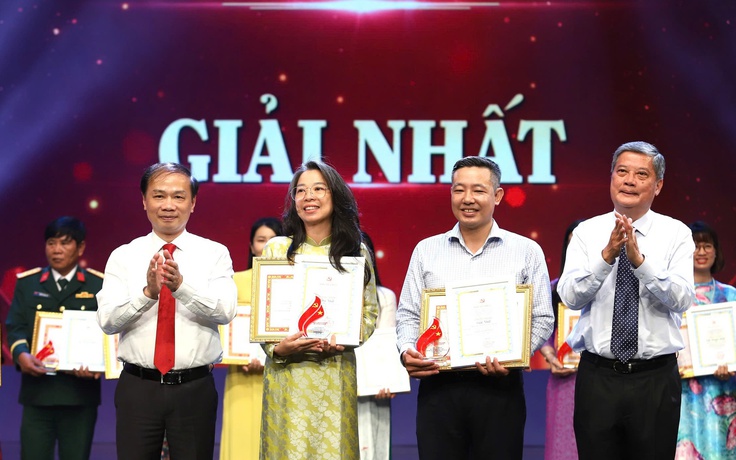 Trao giải cuộc thi 'Tự hào Việt Nam' và cuộc thi viết chính luận