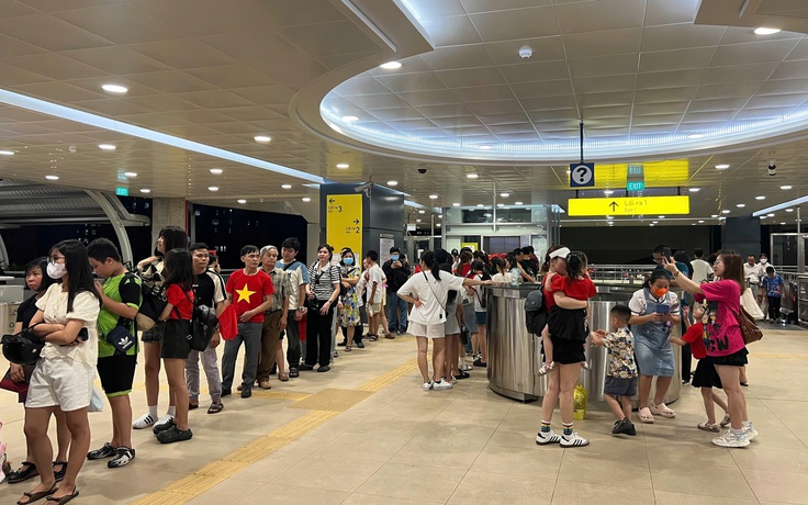 Hàng dài người chờ metro vào trung tâm TP.HCM xem pháo hoa