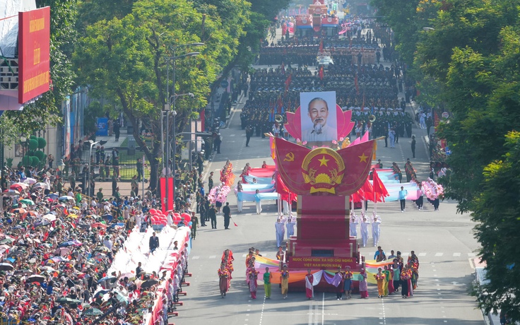 Tổng duyệt diễu binh 30.4 ở TP.HCM nhìn từ Dinh Độc Lập