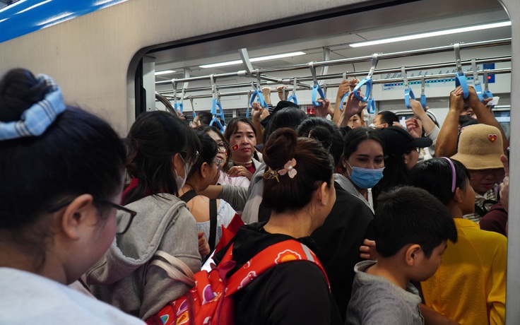 Đông nghịt người đi metro xem diễu binh, diễu hành