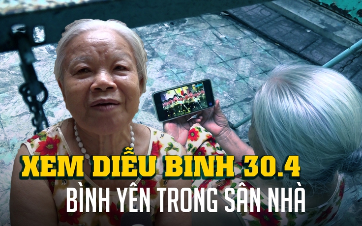 50 năm đất nước thống nhất: Cụ bà xem diễu binh 30.4 theo cách riêng trọn cảm xúc