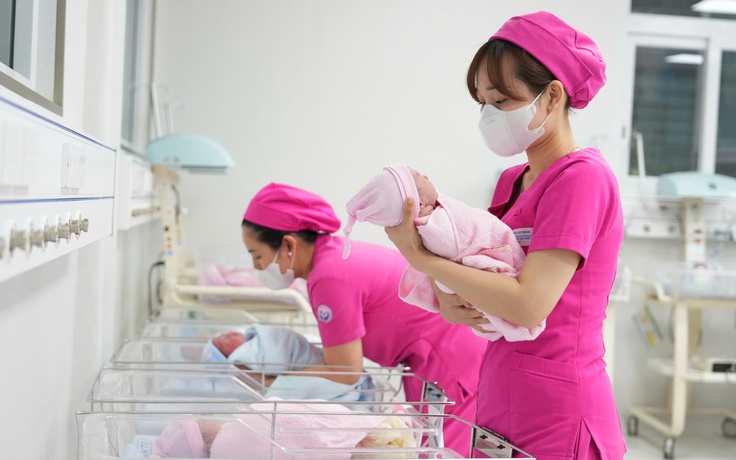Từ sau năm 1975 đến nay, dân số TP.HCM tăng bao nhiêu người?
