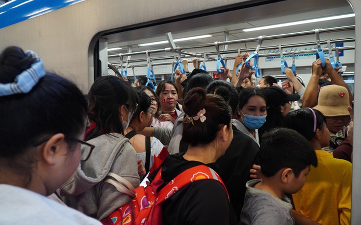 Metro số 1 sẽ chạy từ 4 giờ 30 đưa người dân đi xem diễu binh 30.4