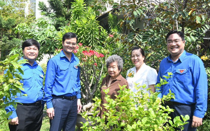 Bí thư thứ nhất T.Ư Đoàn thăm, tặng quà cựu chiến binh chiến dịch Hồ Chí Minh