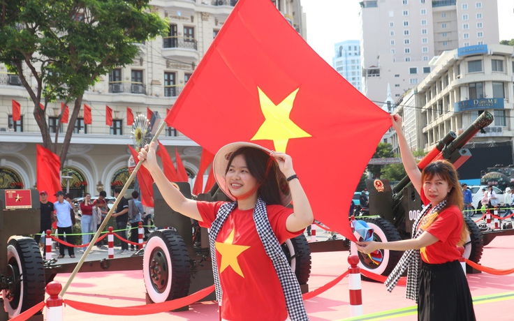 Người trẻ trang bị gì khi xem diễu binh, pháo hoa, drone... tại TP.HCM?