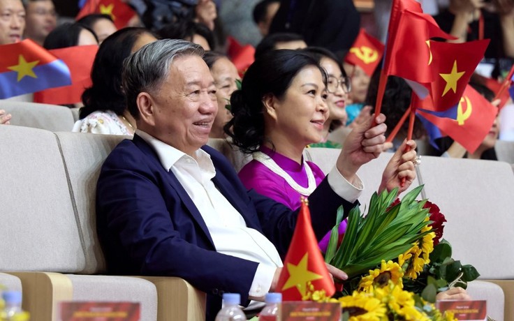 Tổng Bí thư và phu nhân dự chương trình nghệ thuật 'Đảng trong mùa xuân đại thắng'
