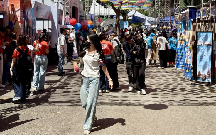 Khách đội nắng tìm tour khuyến mãi ở Ngày hội Du lịch TP.HCM