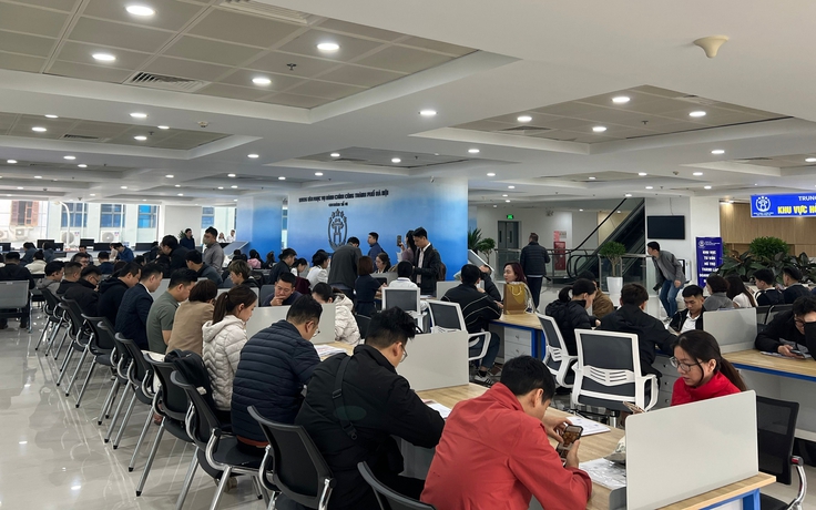 Người Hà Nội vẫn xếp hàng từ tờ mờ sáng làm thủ tục hành chính công