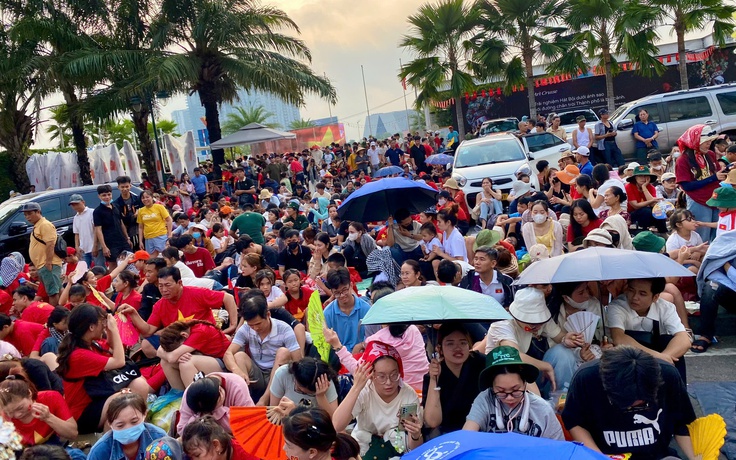 Tối nay đi xem pháo hoa, lưu ý ở nơi đông người, để tránh bị ngất xỉu