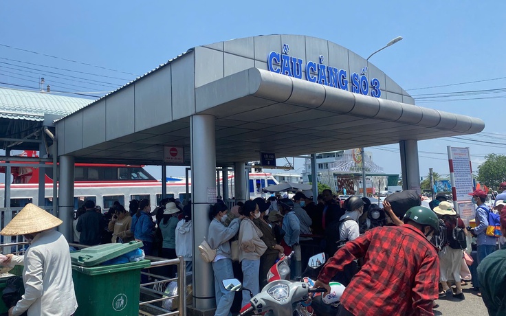 Bến tàu đi Phú Quốc chật cứng du khách ngày 30.4