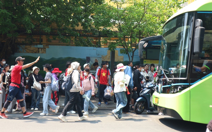 Xe buýt TP.HCM miễn phí vé dịp lễ, người dân nô nức đi chơi