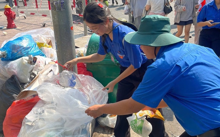 Nhiều bạn trẻ tham gia làm sạch đường phố sau lễ Nhiều bạn trẻ tham gia làm sạch đường phố sau lễ