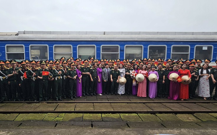 Gặp mặt, tiễn chiến sĩ trên tàu vào Nam diễu binh 50 năm đất nước thống nhất
