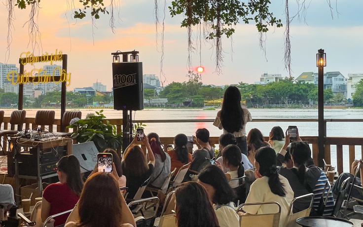 Những quán cà phê view sông 'hót hòn họt' không thể bỏ lỡ