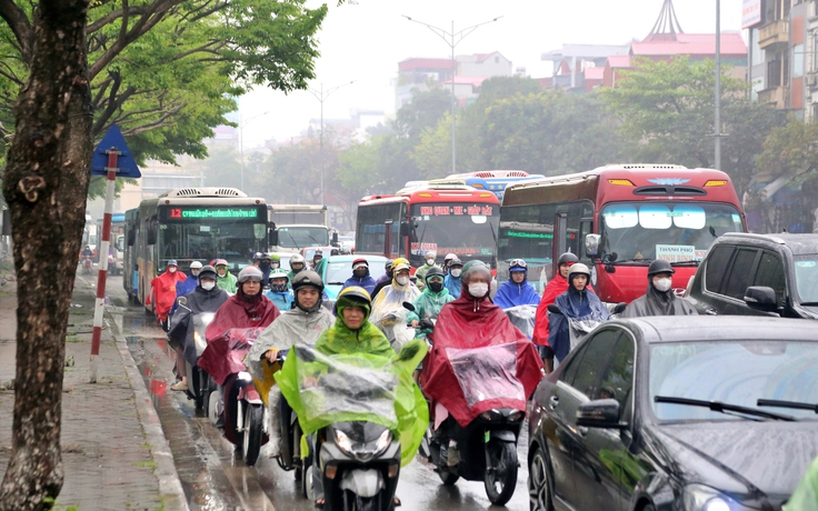 Người dân đội mưa rời Hà Nội nghỉ lễ giỗ tổ Hùng Vương, đường phố ùn tắc