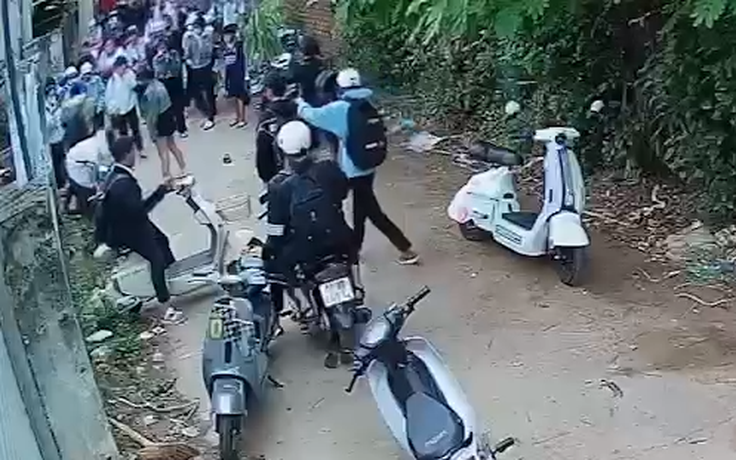 Một nữ sinh lớp 10 xin nghỉ học vì bị đánh hội đồng