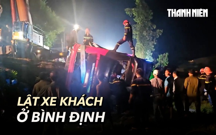 Xe khách lật nghiêng xuống ruộng trong đêm, 1 người tử vong