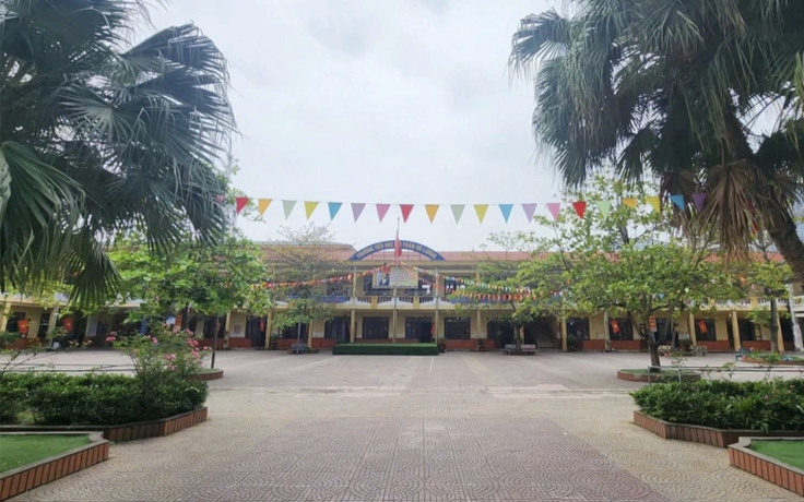 12 học sinh nghi bị ngộ độc sau khi ăn cơm nắm mua gần cổng trường