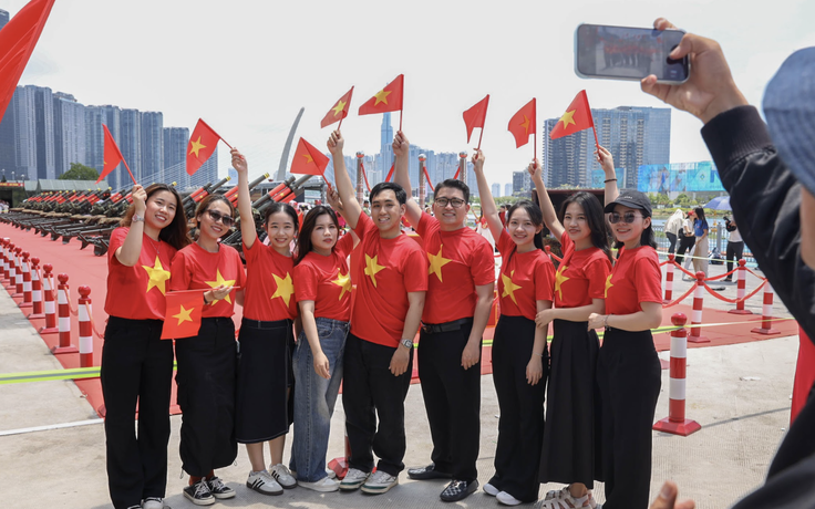 Nghỉ lễ 30.4 - 1.5: Trung tâm TP.HCM rực rỡ hình ảnh cờ đỏ sao vàng cùng áo dài truyền thống