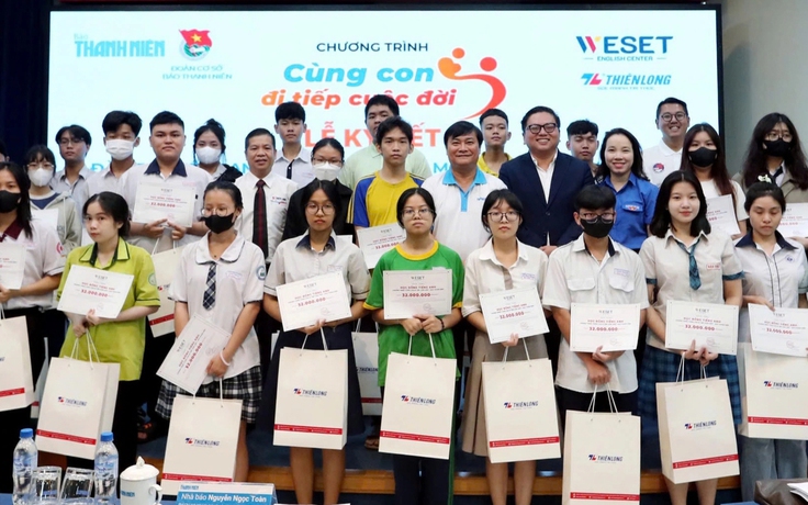 Dạy tiếng Anh miễn phí cho trẻ mồ côi do dịch Covid-19