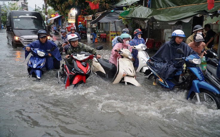 Mưa đặc biệt to ở TP.HCM sáng nay: Nhiều nơi ngập sâu, nước chảy xiết