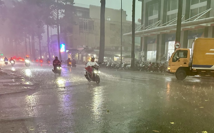 Trận mưa lớn kéo dài giải nhiệt cho TP.HCM và cả Nam bộ