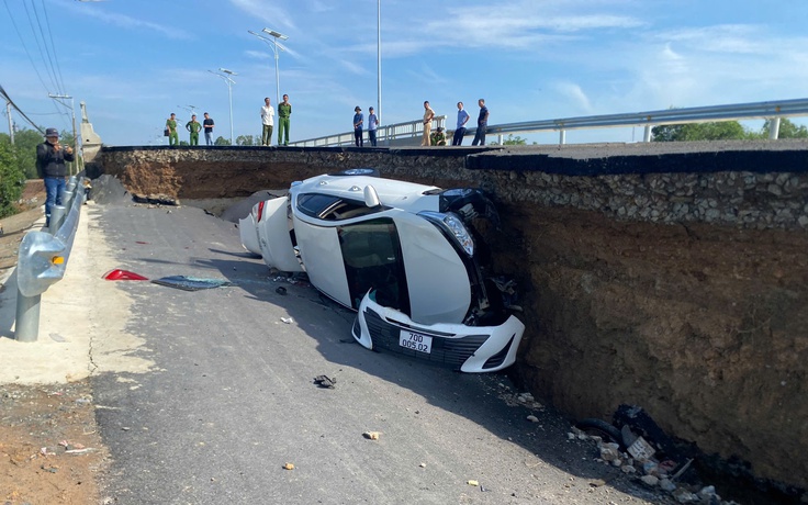 Tây Ninh: Cầu vừa khánh thành hơn 2 tuần đã sụt lún khiến ô tô, xe máy rơi xuống hố
