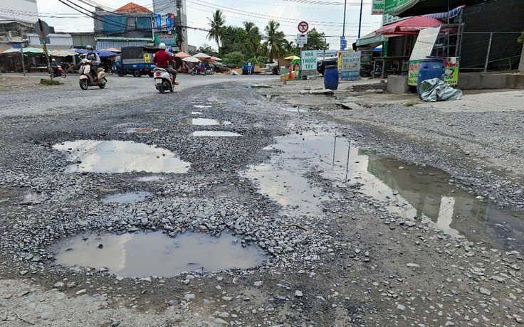 Đường xuống cấp, đi lại khó khăn
