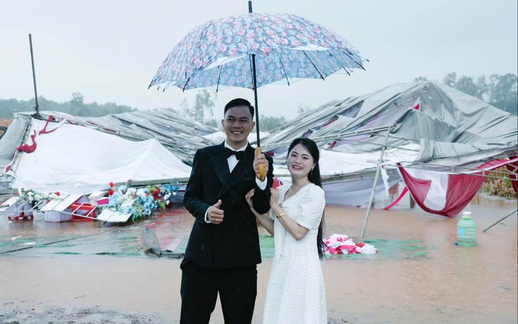 Rạp cưới đổ sập do giông lốc: Khách mời đội mưa phụ bưng bê, đám tiệc vẫn vui