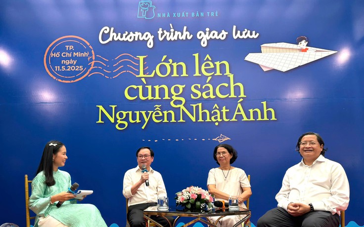 Nhà văn Nguyễn Nhật Ánh 'toát mồ hôi' khi tặng chữ ký cho fan Thái Lan