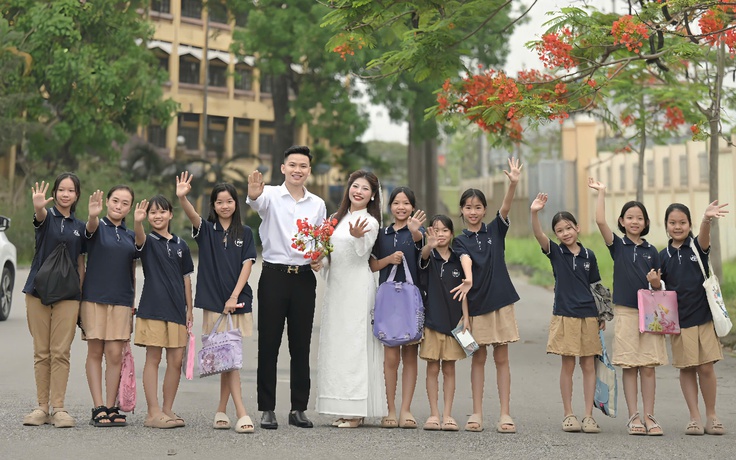 Cặp đôi chụp ảnh cưới ở trường học cùng với học sinh ‘gây sốt’