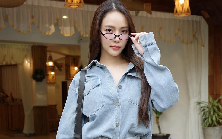Phối đồ phá cách cùng chân váy jean