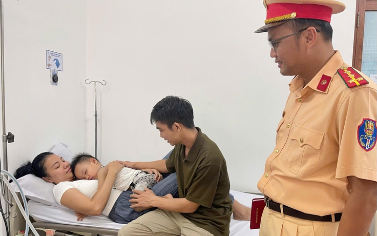Xúc động cái ôm CSGT TP.HCM sau dẫn đường cấp cứu bé trai tím tái
