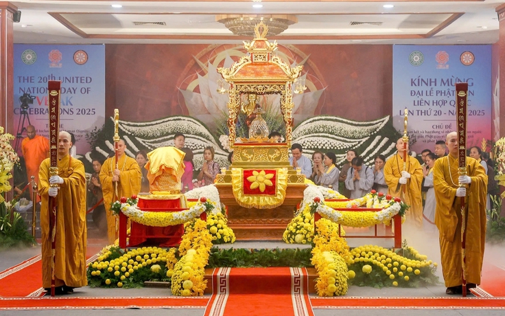 Xuyên đêm xếp hàng chờ chiêm bái xá lợi Đức Phật ở Hà Nội