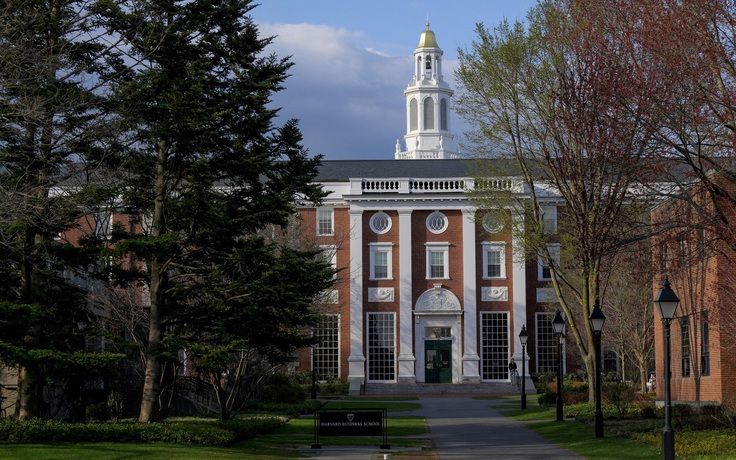 Chính quyền Trump cắt thêm tài trợ, Đại học Harvard lập tức đáp trả