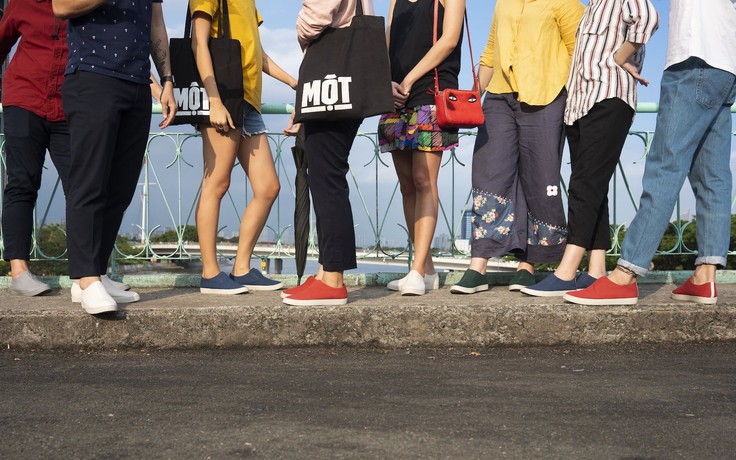 Thời trang Việt giữa 'cơn bão' đóng cửa