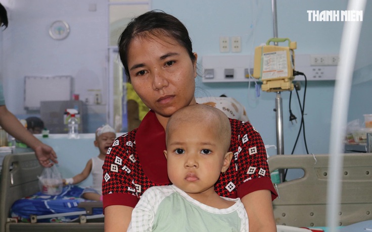 Người mẹ Ê Đê còn 300.000 đồng cứu con ung thư, bạn đọc Thanh Niên giúp đỡ