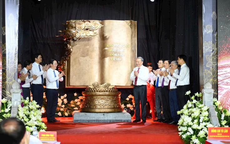 Tổng Bí thư Tô Lâm tặng tác phẩm 'Việt Nam - những trang sử vàng' cho Khu di tích Kim Liên