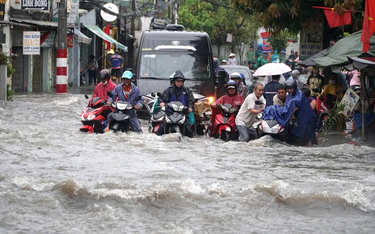 Dự báo thời tiết TP.HCM mưa lớn chiều tối: Vì sao nơi ngập nặng, nơi 'bình yên'?