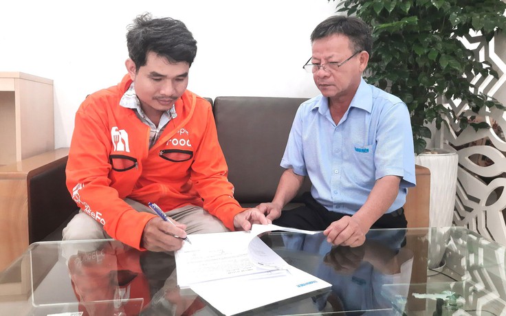 Trao tiền giúp các hoàn cảnh khó khăn, bệnh tật